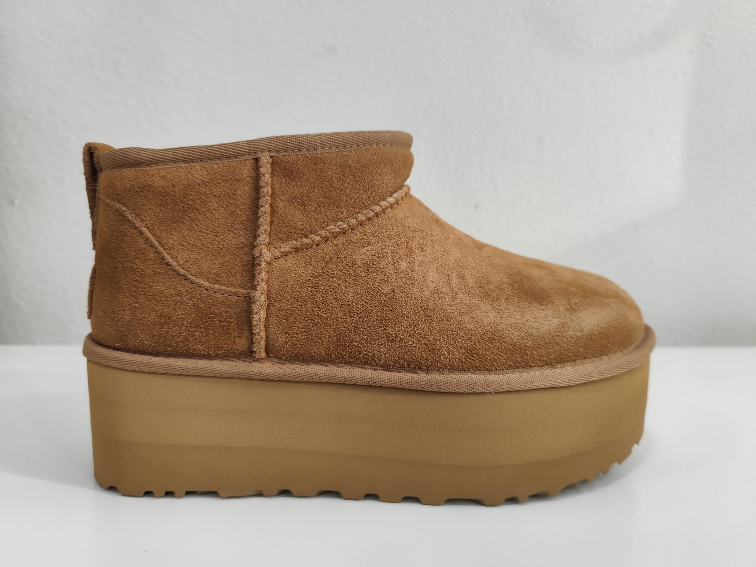 Bota classic ultra mini platform chesnut UGG