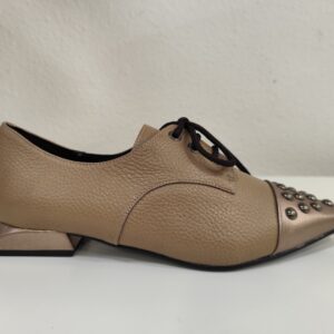 Zapato cordones y tachuelas capuccino Dibia
