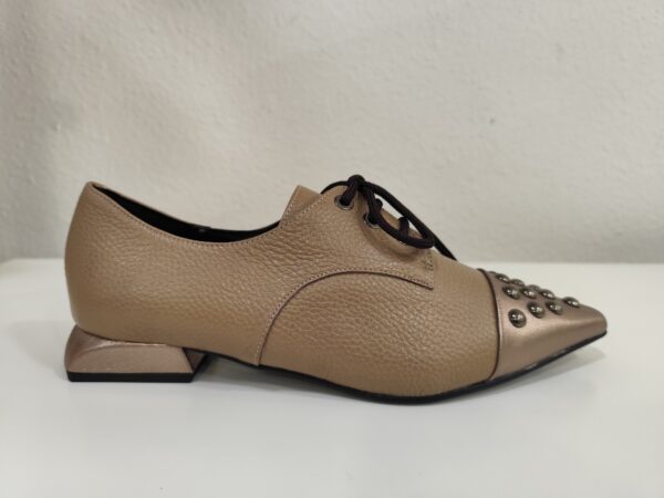 Zapato cordones y tachuelas capuccino Dibia