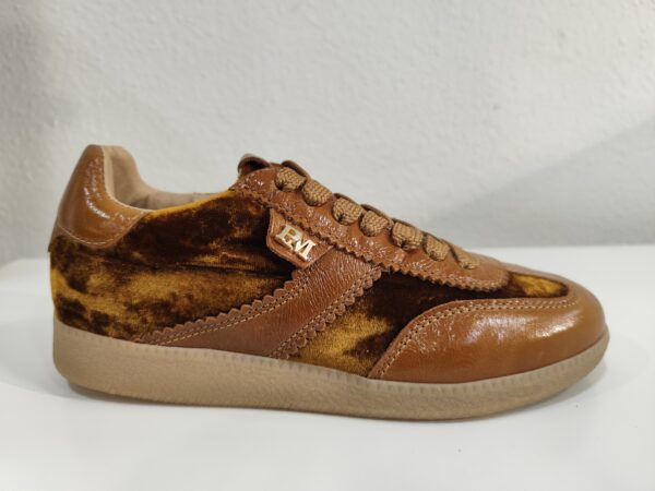 Deportiva terciopelo ambar Pedro Miralles