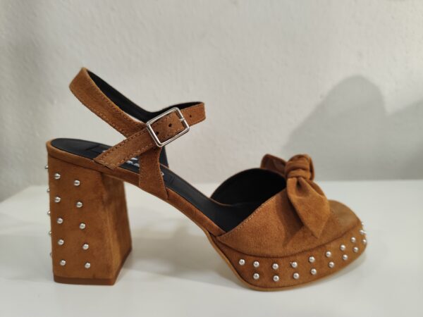 Sandalia tacon tachuelas camel Ezzio