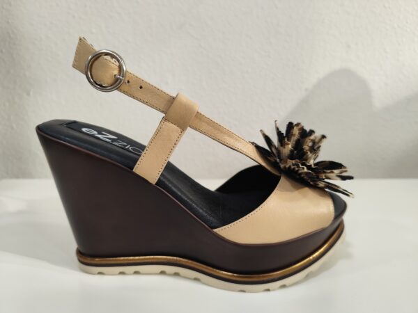 Sandalias cuña beige adorno flor Ezzio