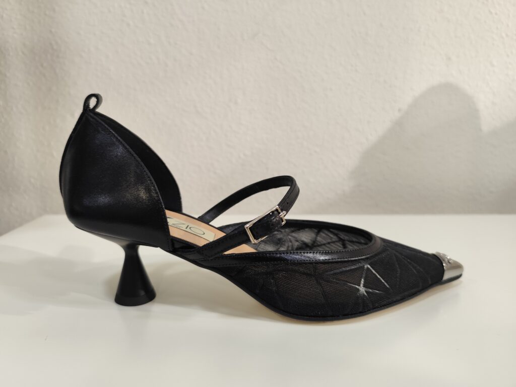 Zapato de tacón negro puntera Ezzio
