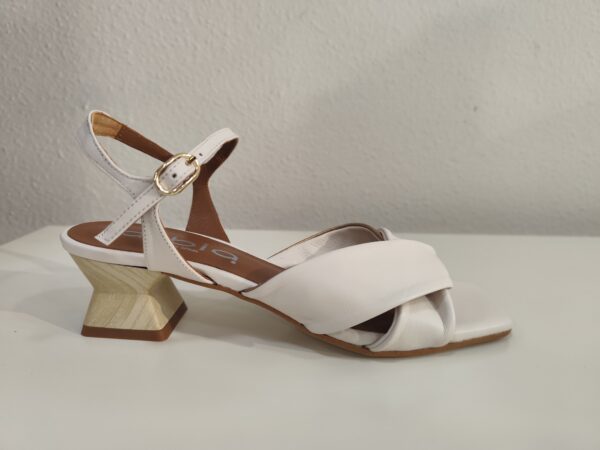 Sandalia blanca tacon madera Dibia