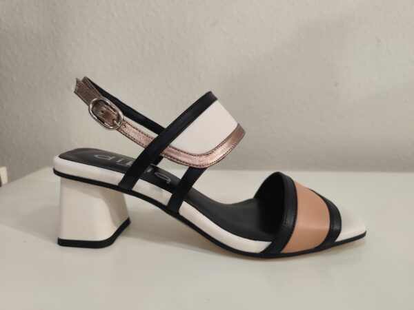Sandalia tacon blanco beige y negro Dibia