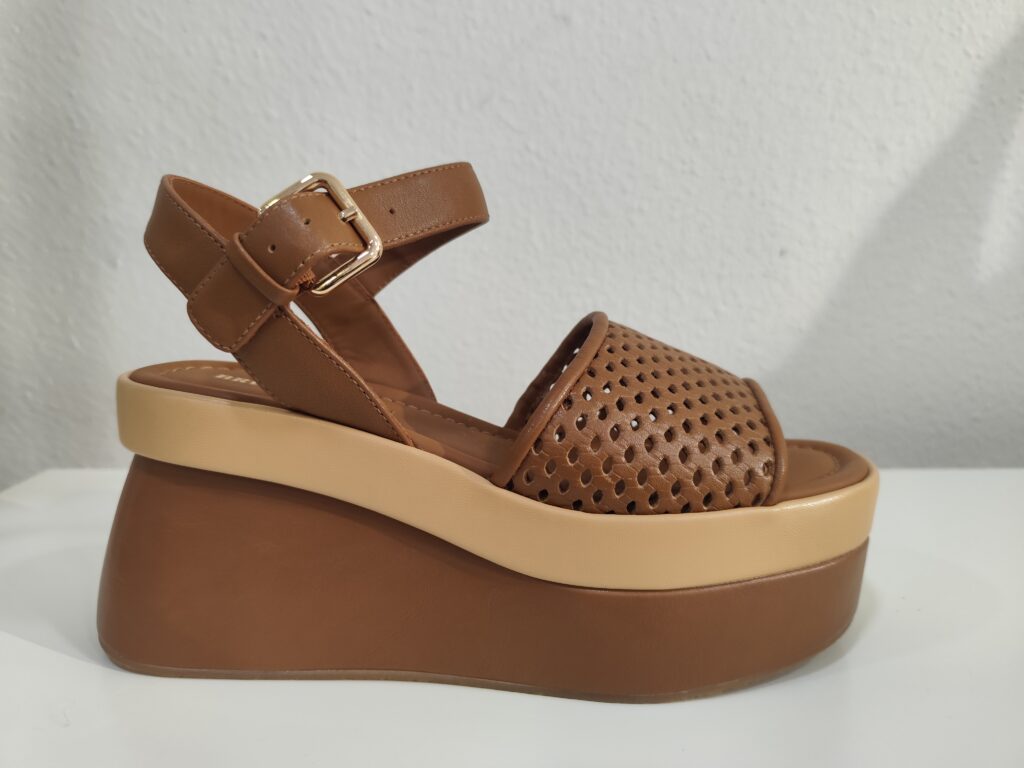 Sandalia cuña rejilla camel Bruno Premi