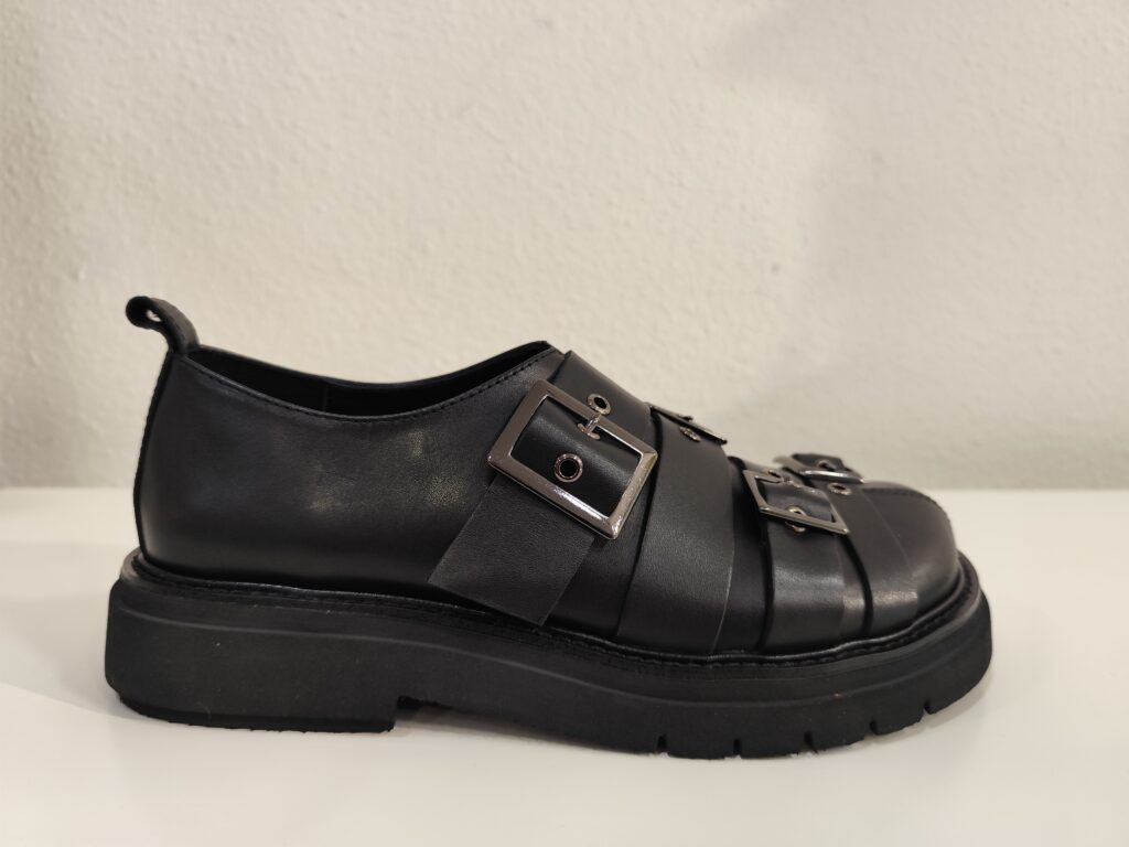 Zapato plano hebillas y ojales negro Bruno Premi