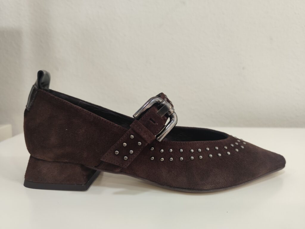 Zapato hebilla tachuellas marrón Dibia