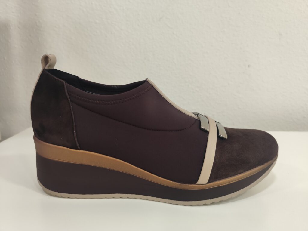 Zapato cuña marron adorno Dibia