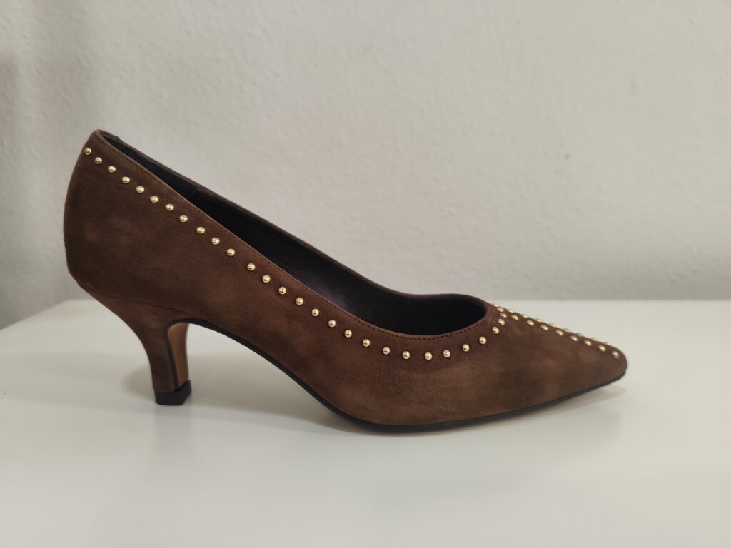 Zapato marrón tachuelas Dibia