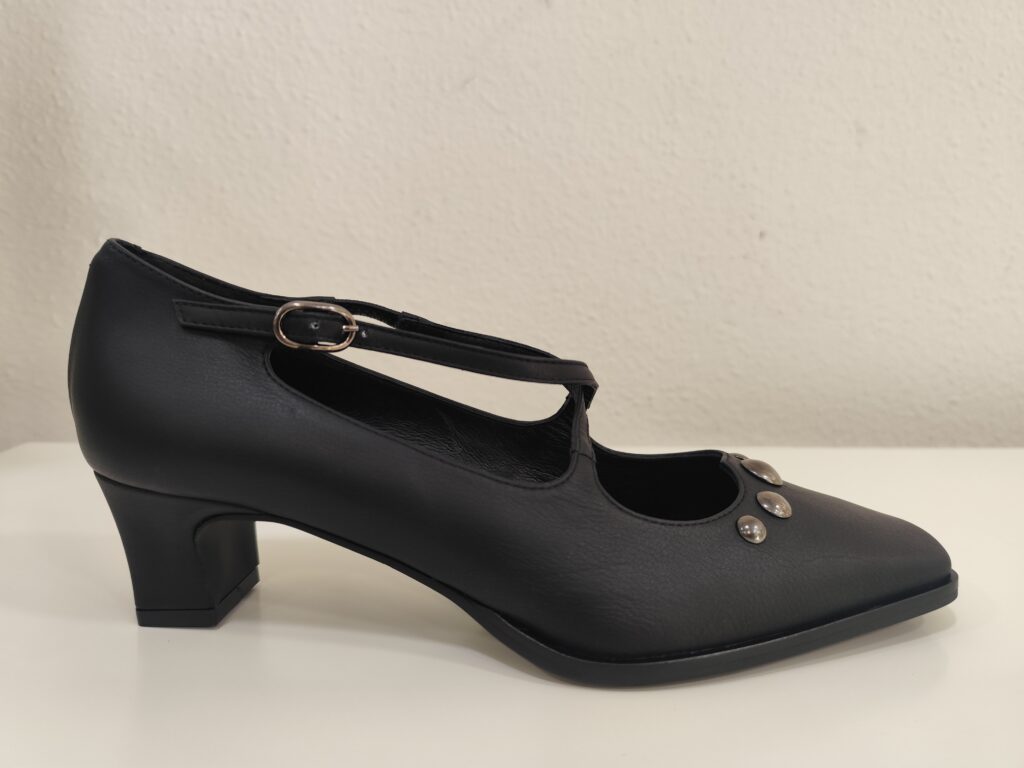 Zapato negro tachuelas Dibia