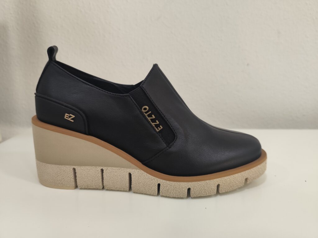 Zapato cuña negro Ezzio
