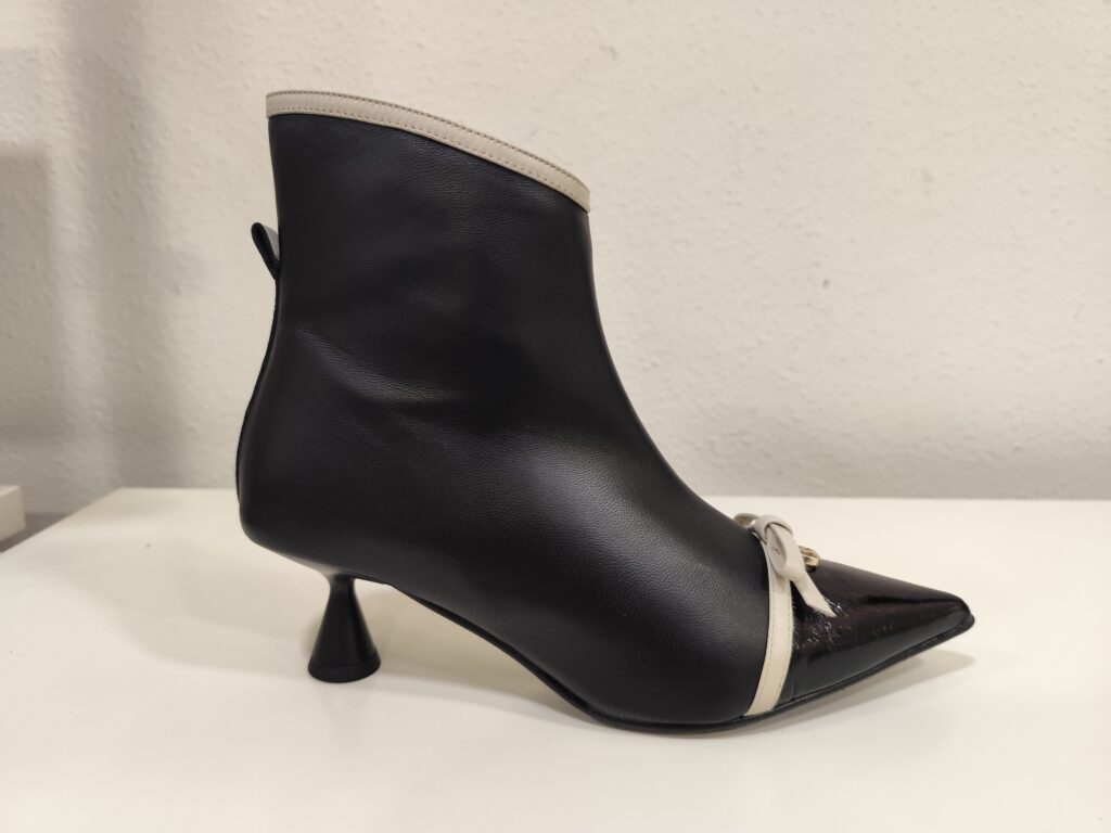 Botin tacon blano y negro lazo Ezzio