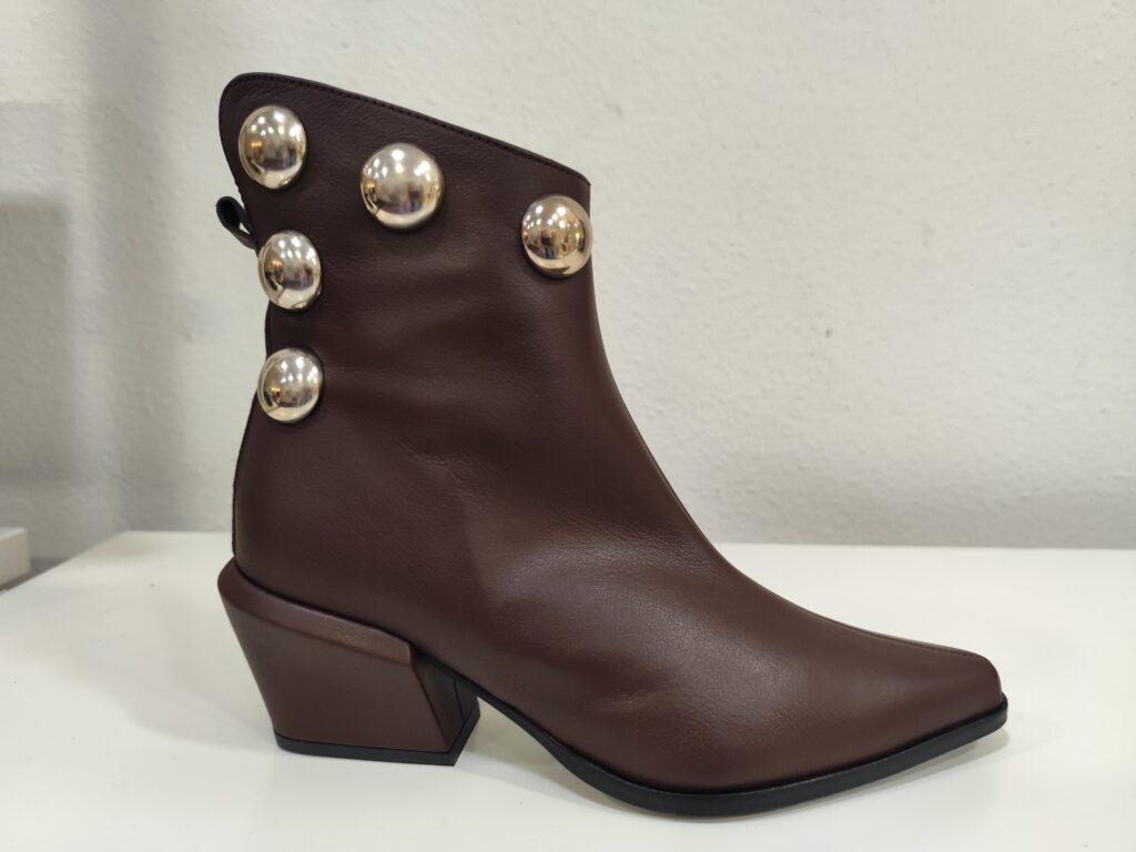 Botin marrón tachuelas Ezzio